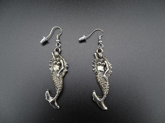 饥荒猪人与鱼人的争斗 开始制作工具