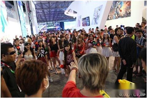 屌丝终有逆袭日 放开曹安娜有什么冲我来 第2张