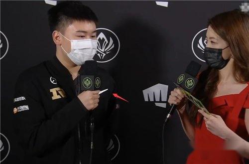 RNG凌晨回应队员身着耐克比赛 我真的没办法了 第2张